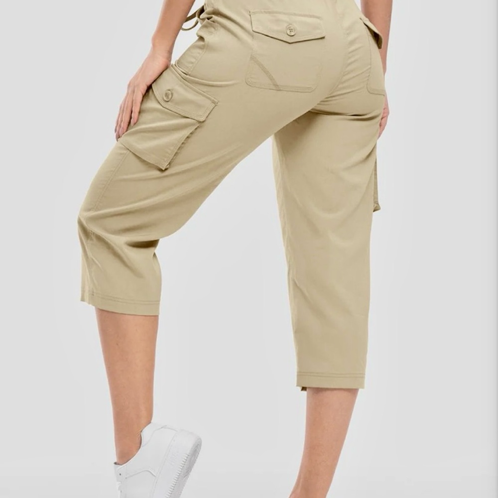 GREAT FOR SPRING! Women's Lt Gray Cargo Capri Pants